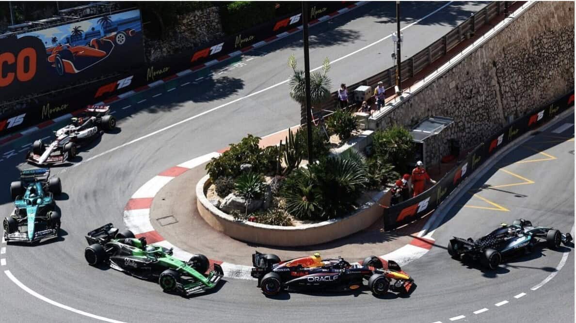 6 F! racing cars driving around a hair pin bend at the Monaco Grand prix
